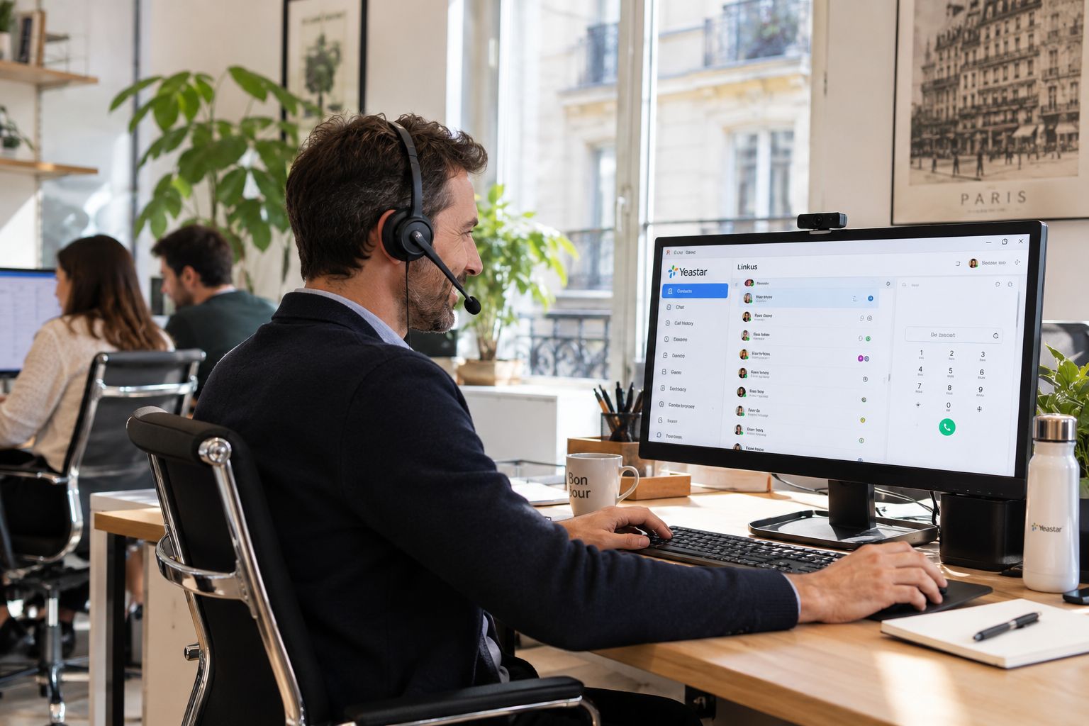 Collaborateur en ligne avec un casque, application de téléphonie à l'écran